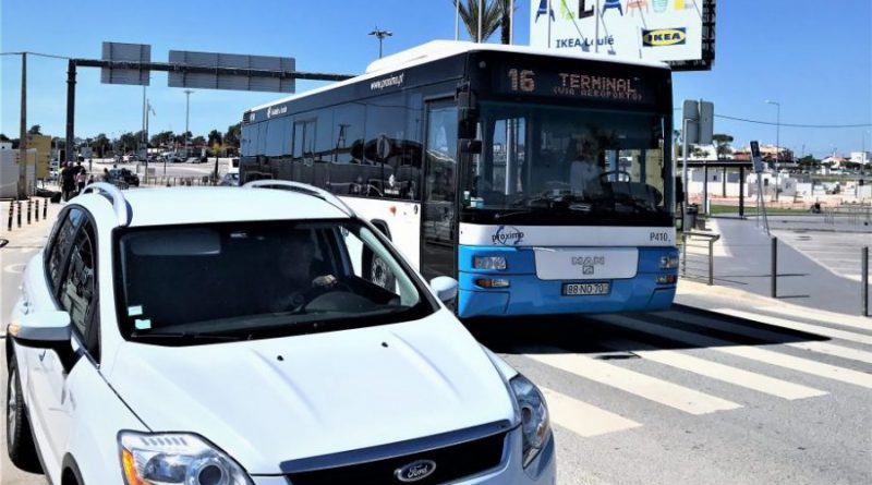 Verkehrsmittel Bus und Mietwagen am Flughafen Faro der Algarve