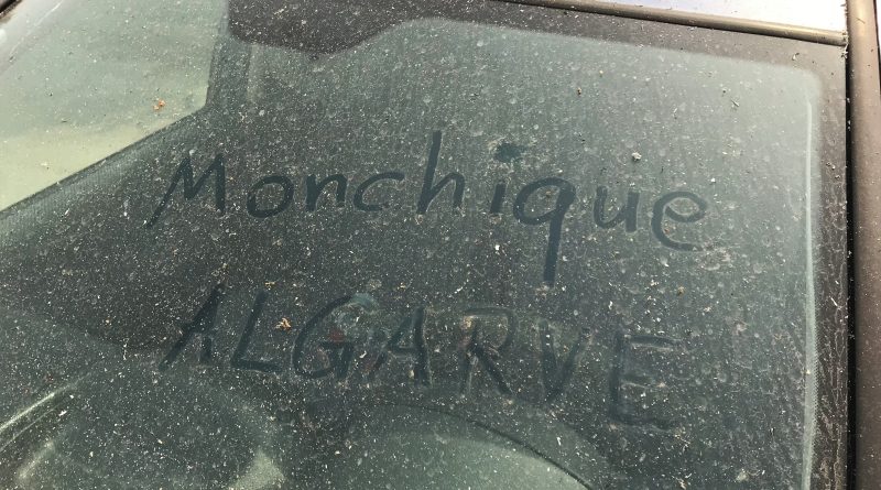 Algarve-Wandbrand in Monchique produzierte Asche-Regen ringsum